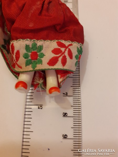 Mini kerámia baba miniatűr népviseletes vintage játékbaba 7 cm