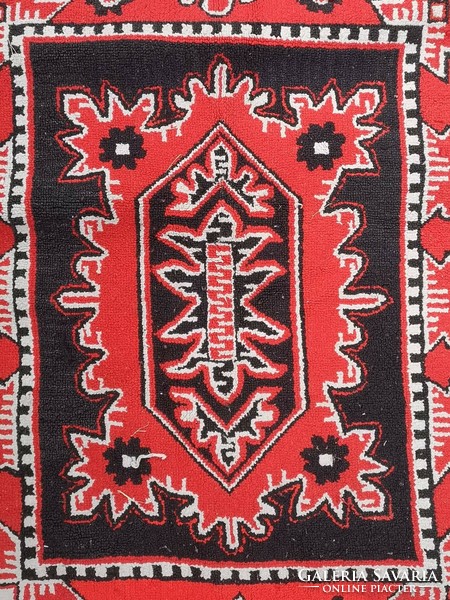 Red carpet / tapestry.