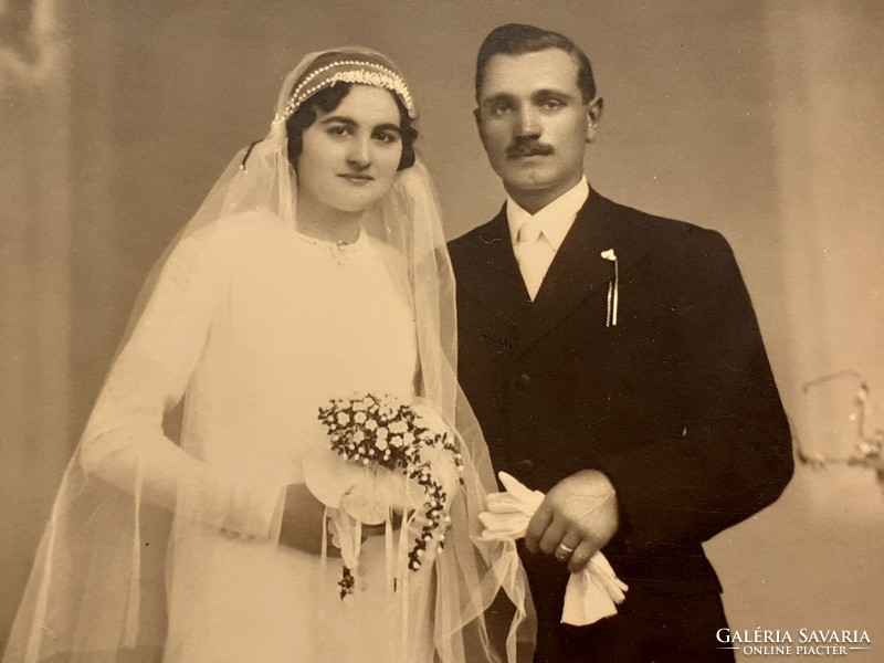 Régi esküvői fotó menyasszony vőlegény Lampel Miklós fotográfus Orosháza műtermi fénykép