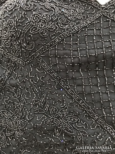 Fekete gyöngyökkel díszített kézzel készült fűző felső