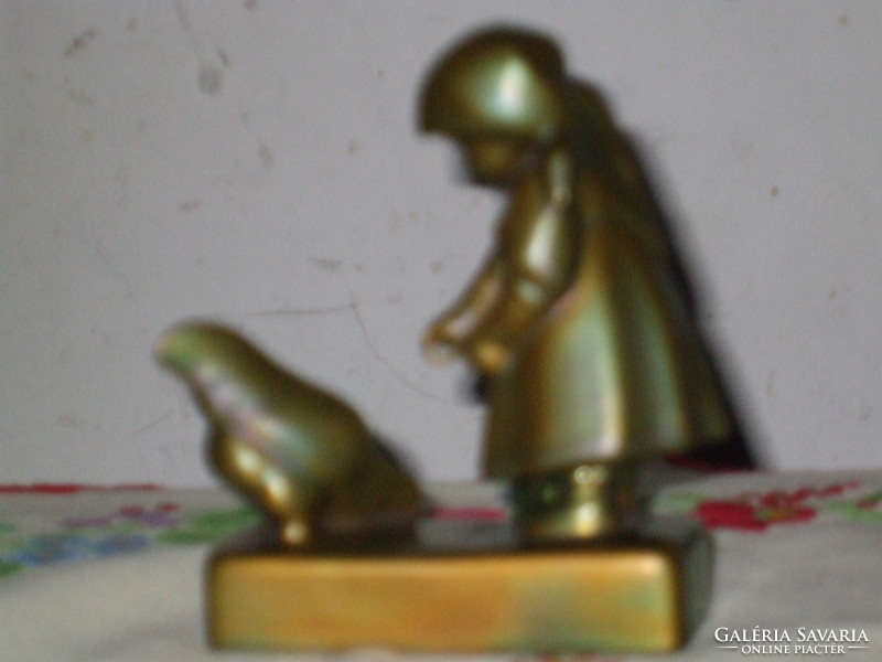 ZSOLNAY EOZIN  TYÚKOT ETETŐ KISLÁNY