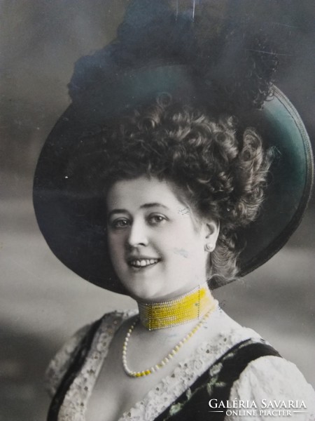 Antik kézzel színezett, romantikus fotólap/képeslap hölgy tollas kalapban, gyöngysorral
