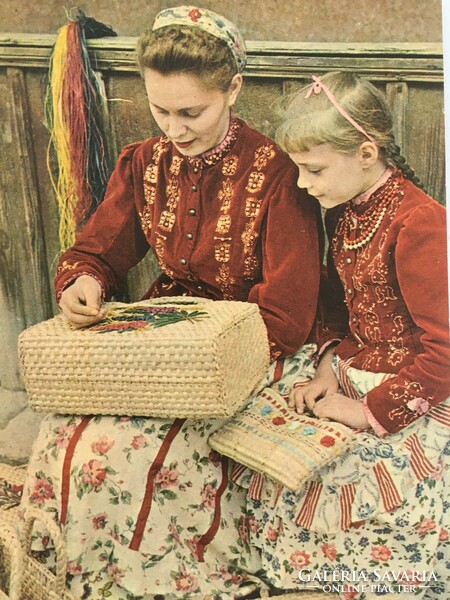 Retro, old color postcard - Tápe and Sárpilis folk costume (xii.-1/672; Xi.-3/652)