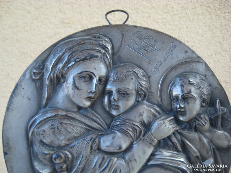 Mária a kis Jézussal   , vallási témájú   ón  falikép  1914 .  évi  véséssel  , 18  cm