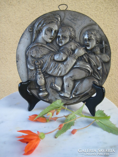 Mary with the little Jesus, pewter mural with a religious theme, 1914. With annual engraving, 18 cm