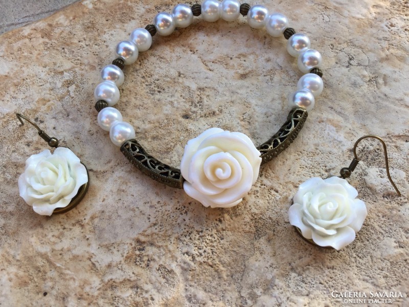 Ekrü tekla pearl bracelet and earrings with rose decorations