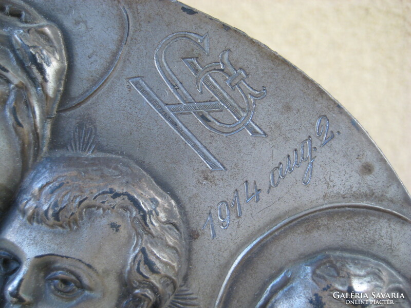 Mary with the little Jesus, pewter mural with a religious theme, 1914. With annual engraving, 18 cm