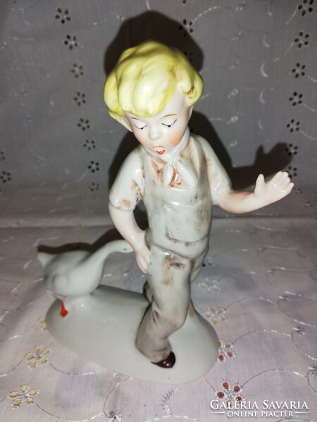 Vintage GDR porcelán fiú libával