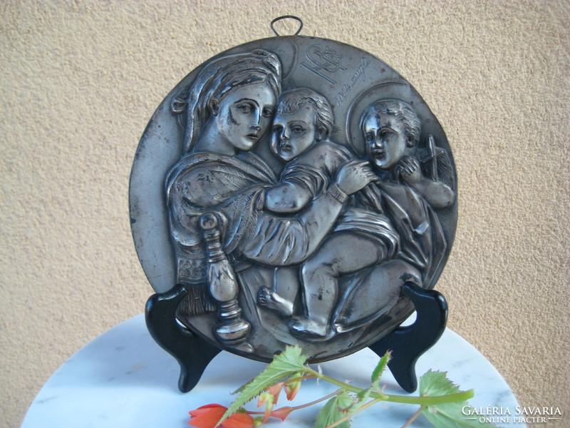 Mary with the little Jesus, pewter mural with a religious theme, 1914. With annual engraving, 18 cm