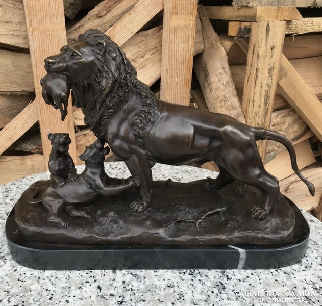 Lion with cubs - bronze sculptures