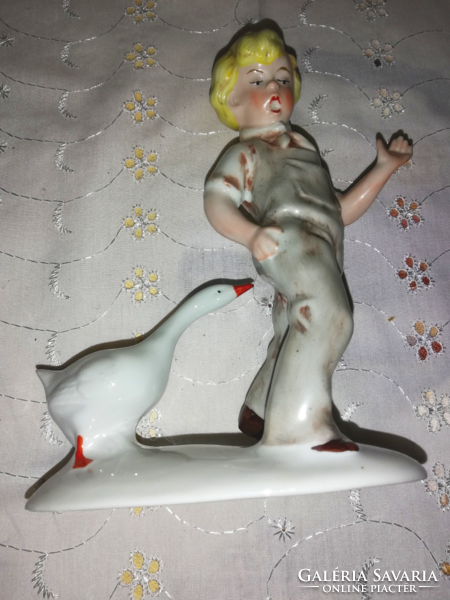 Vintage GDR porcelán fiú libával