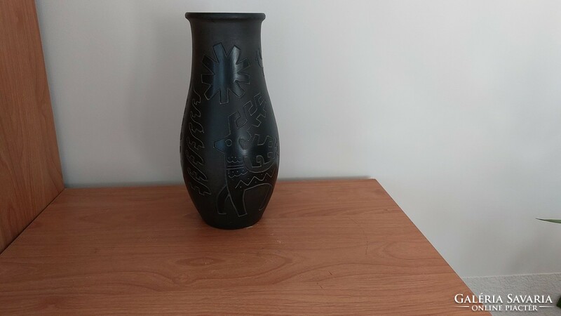 Szép fekete kerámia váza skandináv motívumokkal  cca 26 cm magas