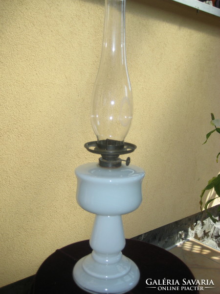 Antique kerosene lamp with milk glass 25 cm + cylinder