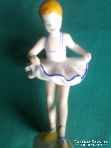 Graceful little porcelain ballerina (Hóllóházi)