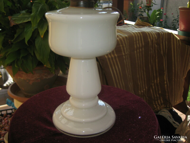 Antik petróleum lámpa , tej üveggel  25 cm  + cilinder