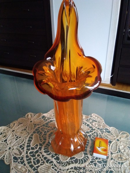 Borostyán színű üveg váza különleges, kihajló hullámos perem kialakítással!