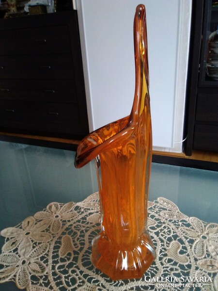 Borostyán színű üveg váza különleges, kihajló hullámos perem kialakítással!