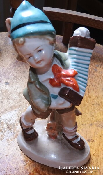 Német tangóharmonikás gyerek porcelán figura