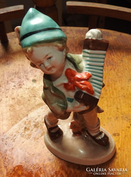 Német tangóharmonikás gyerek porcelán figura