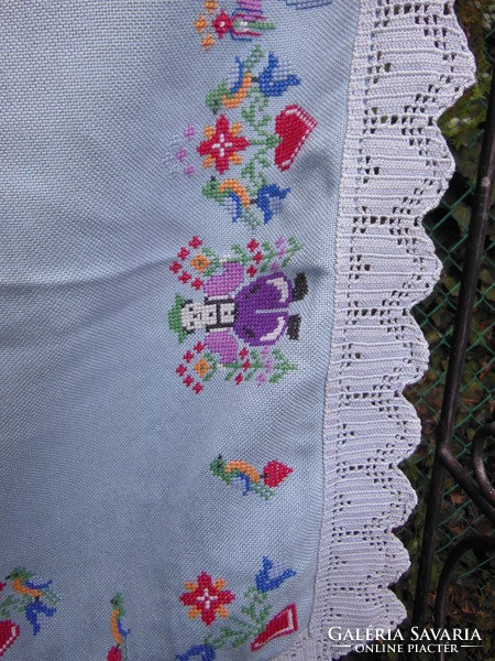 Tablecloth - 160 x 130 cm - handmade - embroidered in the round - crocheted - Austrian - perfect