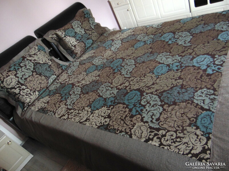 Beautiful bedding / bedspread set with a woven pattern