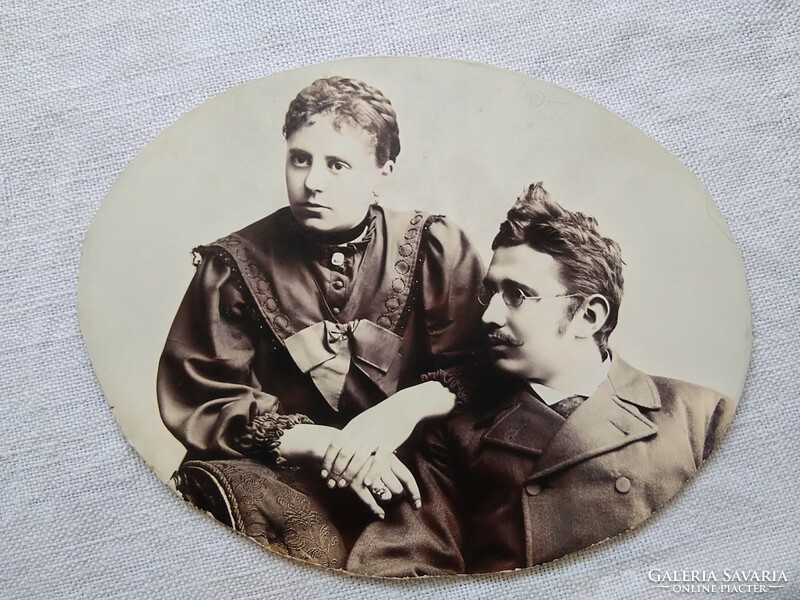 Antik dupla oldalas fotó, elegáns pár, fiatal férfiak csoportja 1900 körüli