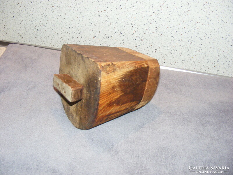Old wood something, big barrel plug? Wooden plug, wooden plug
