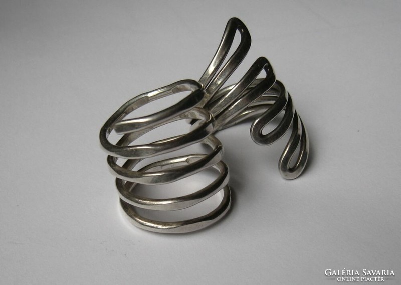 Két ezüst vonalas gyűrű, együtt horhatóak