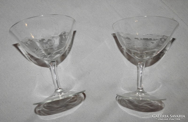 Két db kézzel csiszolt üveg talpas pohár