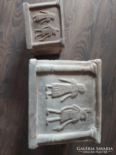 2 ceramic pots with Egyptian patterns