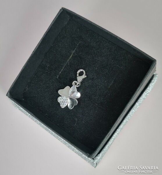Decorated with four-leaf clover-shaped silver charm stones! With a decorative box!