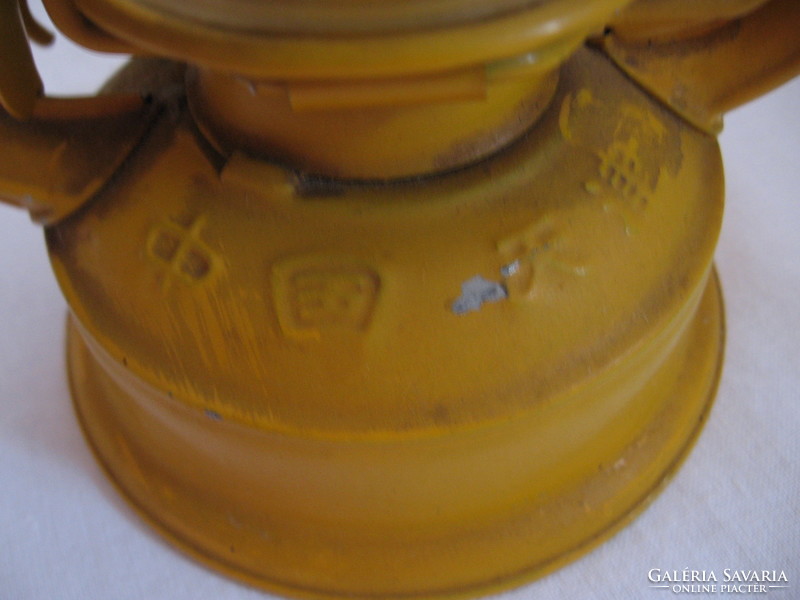 Régi sárga kínai viharlámpa, petróleum lámpa