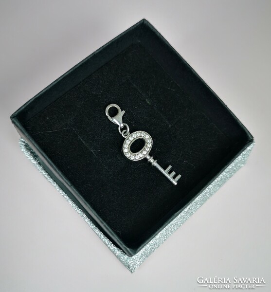 Decorated with antique key-shaped silver charm stones! With a decorative box!