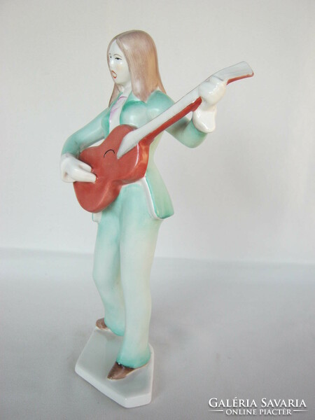 Aquincumi porcelán retro gitározó lány