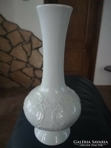 Fehér dombormintás váza