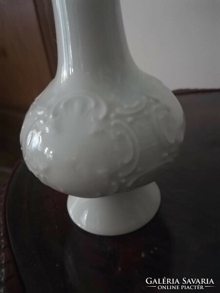 Fehér dombormintás váza