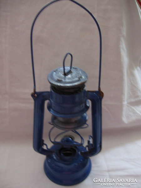 Régi kék MEVA 863 viharlámpa, petróleum lámpa