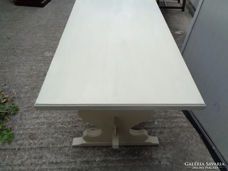 Fehér asztal