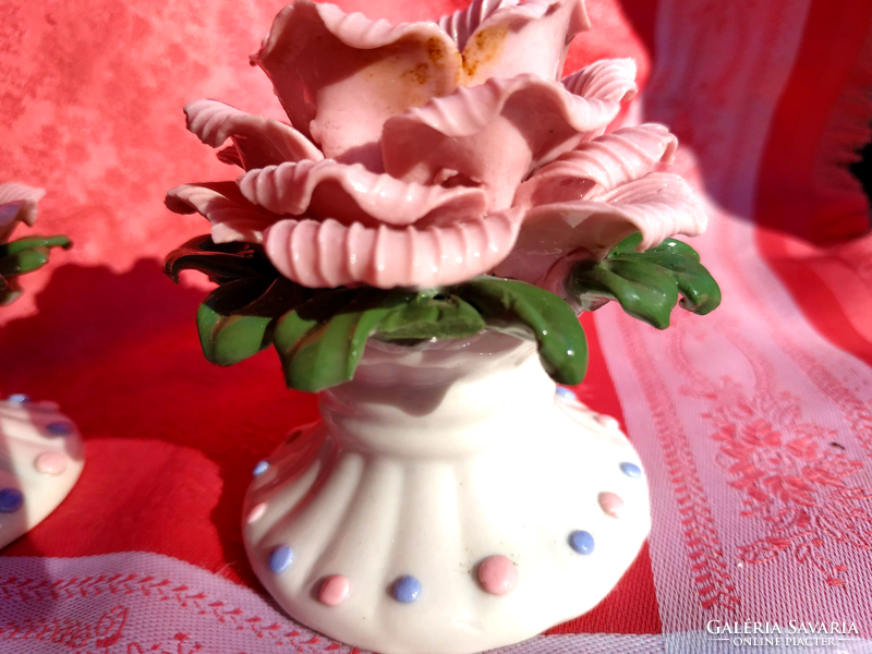 Kézzel formázott rózsás, porcelán gyertyatartó párban