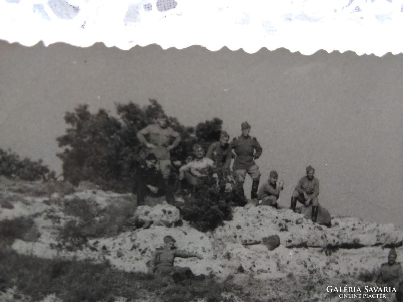 Régi fotólap, katonák csoportja a sziklán