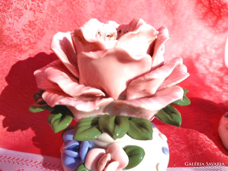 Kézzel formázott rózsás, porcelán gyertyatartó párban