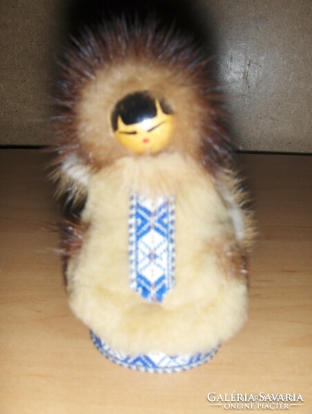 Eskimo woman in national costume figurine 10 cm (12/d)