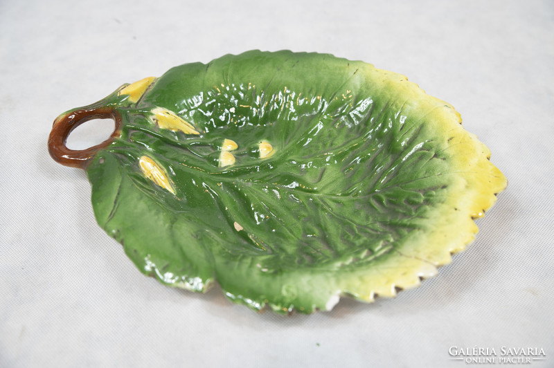 19 Sz.I majolica bowl shaping an oak leaf