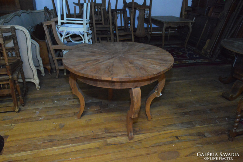 Antique bieder round table can be pulled out