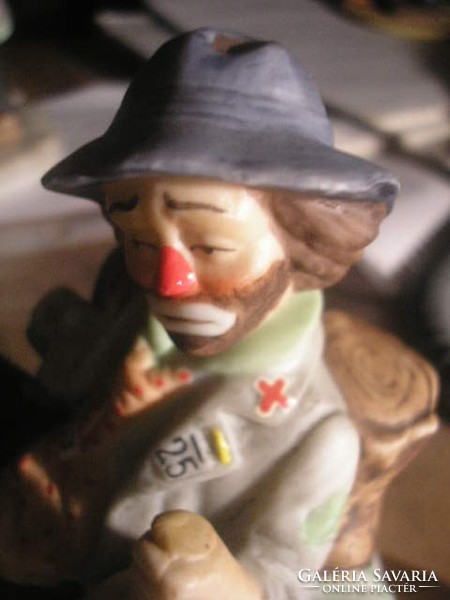 This 28 t3 museum cartilage sculpture collection is limited edition of emmett kelly, world famous marked clown