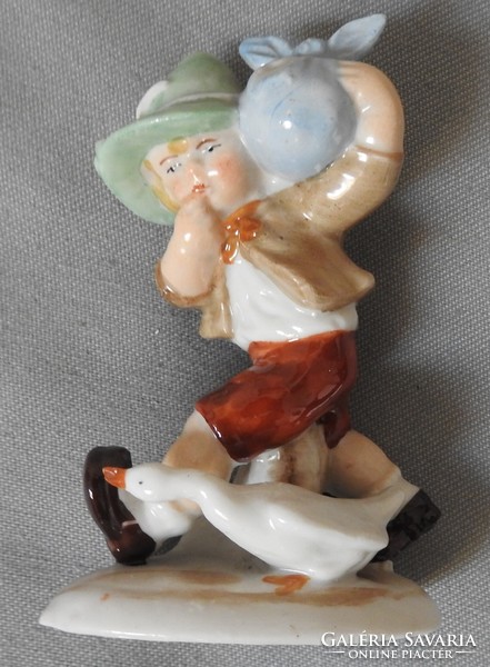 Vándor legény lúddal  - német porcelán figura