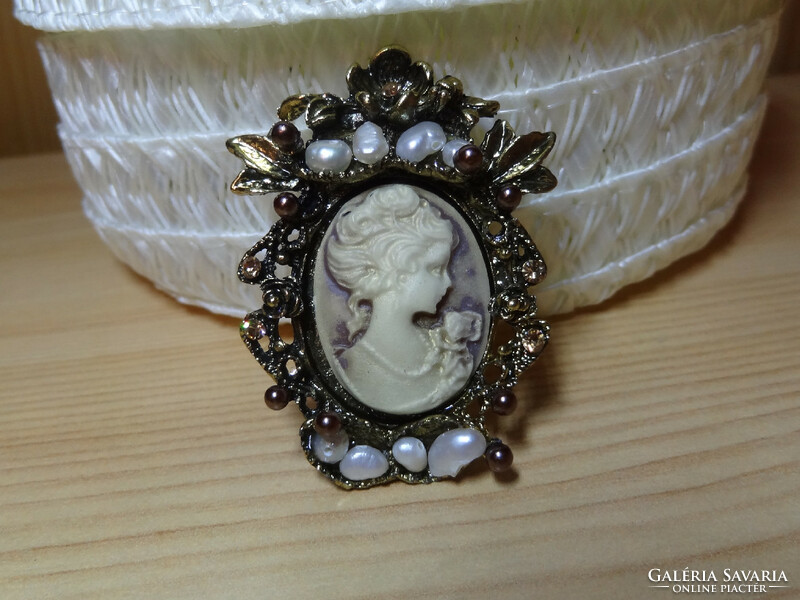 Brown cameo brooch decorated with white cultured pearls and crystals.