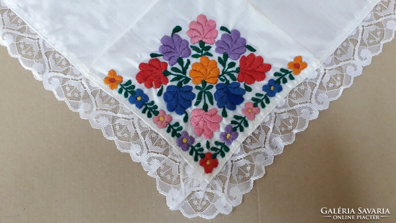 4 small round tablecloths and an embroidered handkerchief