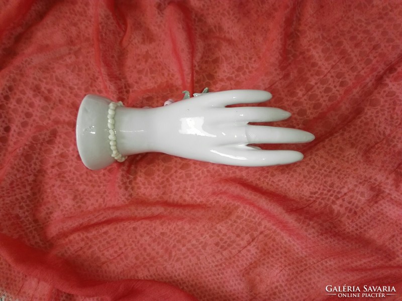 Porcelán gyűrű tartó kéz.