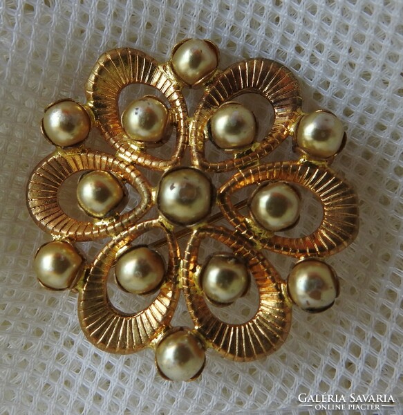 Gold-plated pearl brooch with safety lock